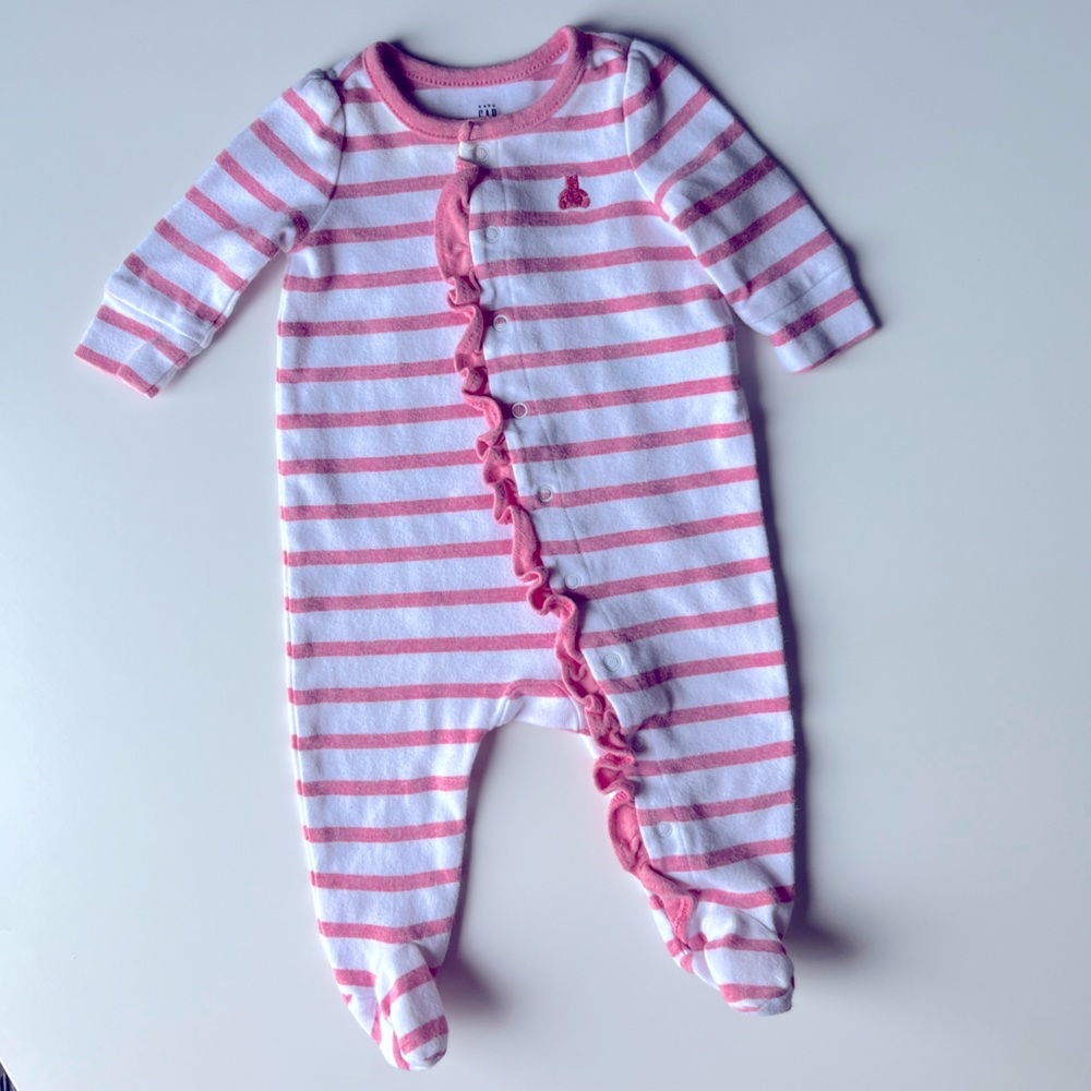 Baby Gap girl one piece footed pjs EUC size 0-3 months